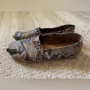 Toms snakeskin reptile print flats 6.5